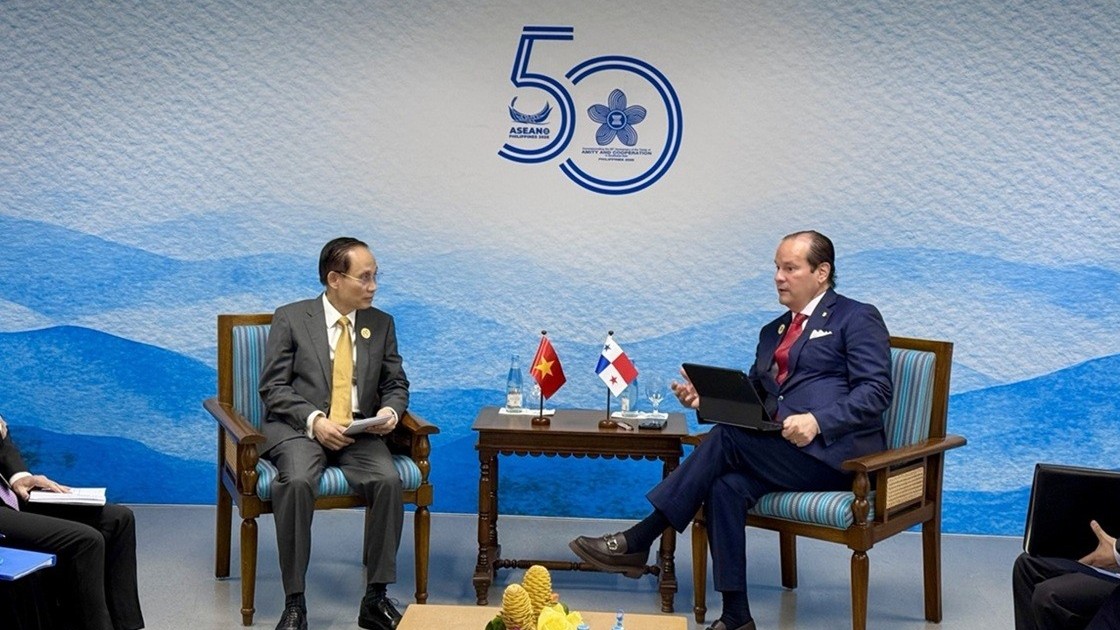 AMM 59: Foreign Minister Le Hoai Trung meets Panamanian counterpart Javier Eduardo Martínez-Acha Vásquez