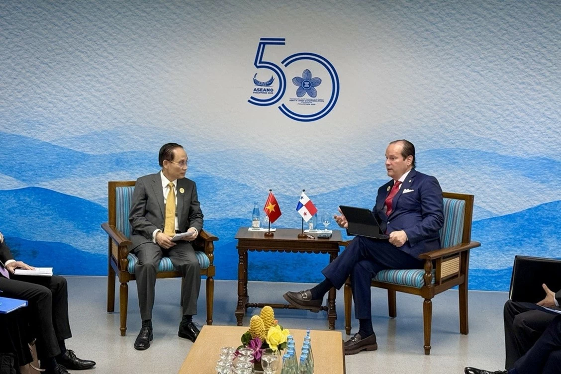 AMM 59: Foreign Minister Le Hoai Trung meets Panamanian counterpart Javier Eduardo Martínez-Acha Vásquez