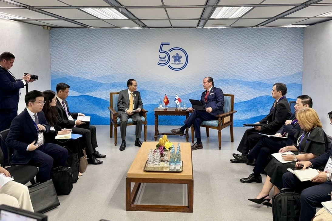 AMM 59: Foreign Minister Le Hoai Trung meets Panamanian counterpart Javier Eduardo Martínez-Acha Vásquez