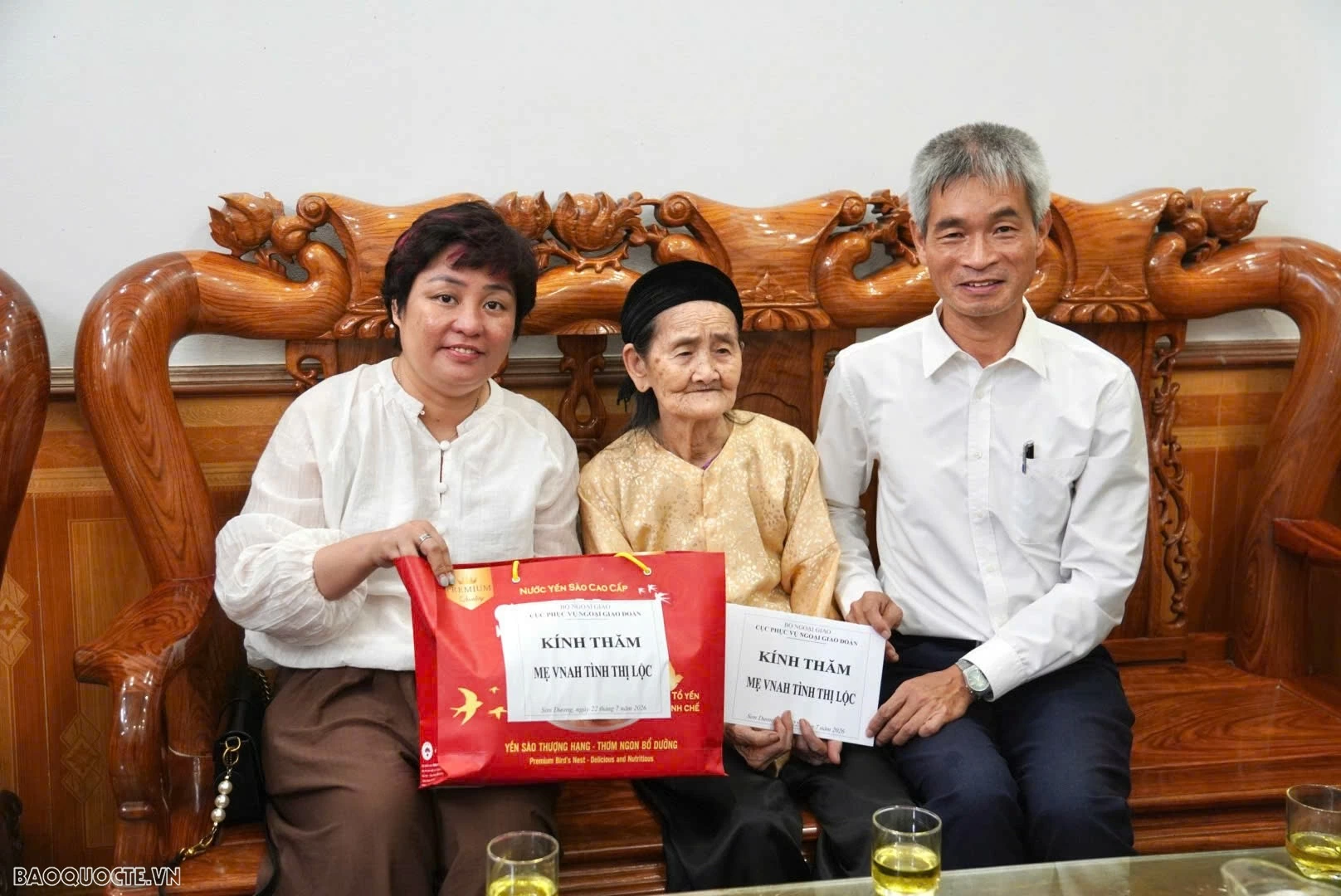 Service Department for Diplomatic Corps visits and expresses gratitude to Vietnamese Heroic Mother Tinh Thi Loc in Tuyen Quang