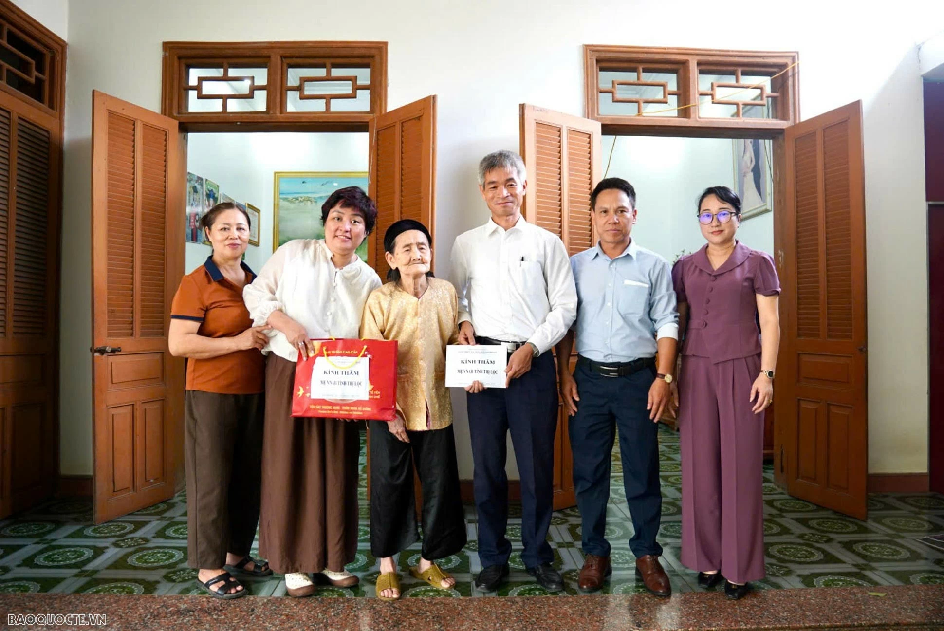 Service Department for Diplomatic Corps visits and expresses gratitude to Vietnamese Heroic Mother Tinh Thi Loc in Tuyen Quang