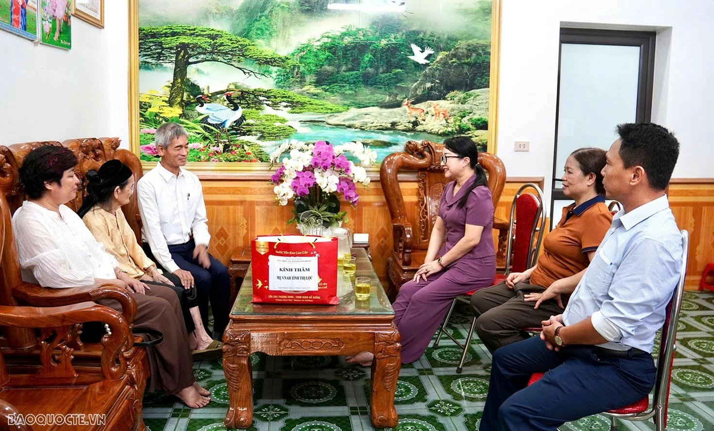 Service Department for Diplomatic Corps visits and expresses gratitude to Vietnamese Heroic Mother Tinh Thi Loc in Tuyen Quang