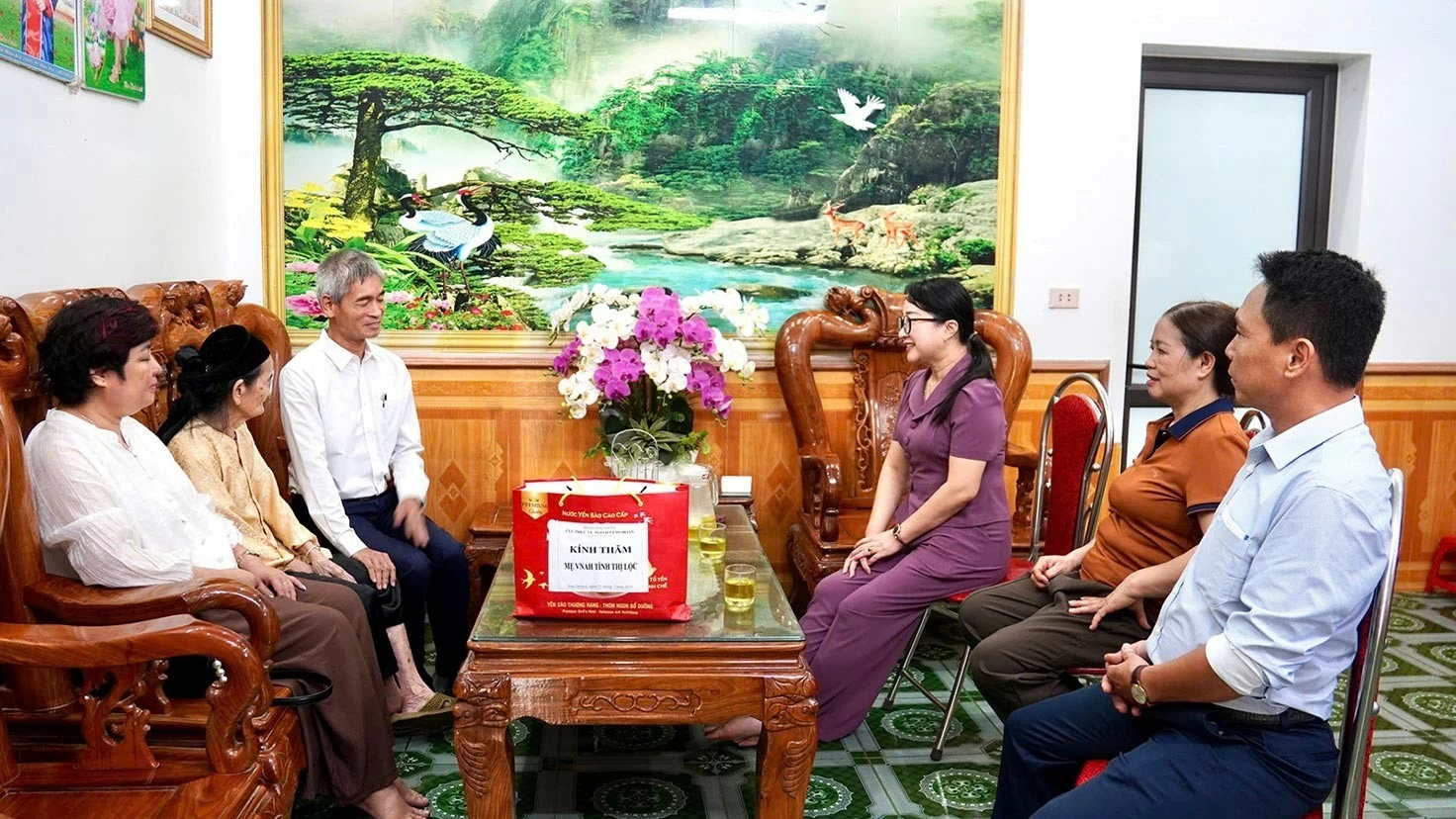 Service Department for Diplomatic Corps visits and expresses gratitude to Vietnamese Heroic Mother Tinh Thi Loc in Tuyen Quang
