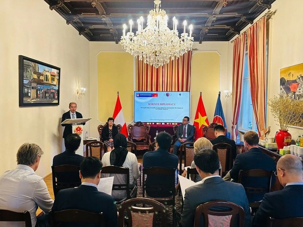 Connecting science with policy, harnessing Vietnamese intellectual resources Connecting science with policy, harnessing Vietnamese intellectual resources