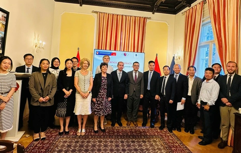 Connecting science with policy, harnessing Vietnamese intellectual resources Connecting science with policy, harnessing Vietnamese intellectual resources