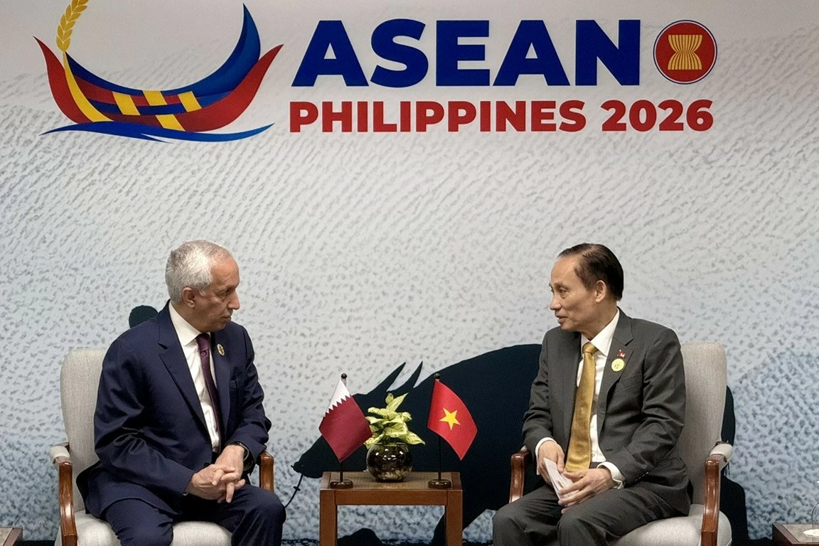 AMM59: Foreign Minister Le Hoai Trung receives Qatari Minister of State for Foreign Affairs