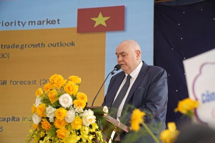 Logistics giant DHL invests 63 million Euros to build Southeast Asia's largest logistics hub, reaffirming commitment to Vietnam Logistics giant DHL invests 63 million Euros to build Southeast Asia's largest logistics hub, reaffirming commitment to Vietnam