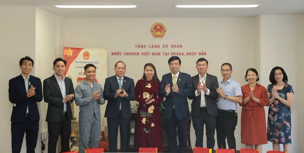 Vietnamese in Kansai: Spreading the spirit of national unity, honoring heroes and martyrs, and supporting flood-affected compatriots Vietnamese in Kansai: Spreading the spirit of national unity, honoring heroes and martyrs, and supporting flood-affected compatriots