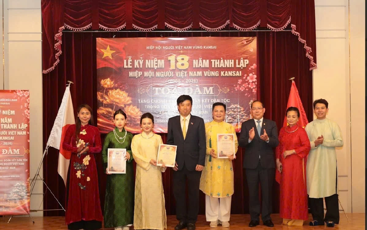 Vietnamese in Kansai: Spreading the spirit of national unity, honoring heroes and martyrs, and supporting flood-affected compatriots Vietnamese in Kansai: Spreading the spirit of national unity, honoring heroes and martyrs, and supporting flood-affected compatriots