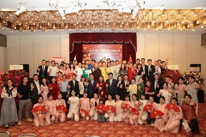 Vietnamese in Kansai: Spreading the spirit of national unity, honoring heroes and martyrs, and supporting flood-affected compatriots Vietnamese in Kansai: Spreading the spirit of national unity, honoring heroes and martyrs, and supporting flood-affected compatriots