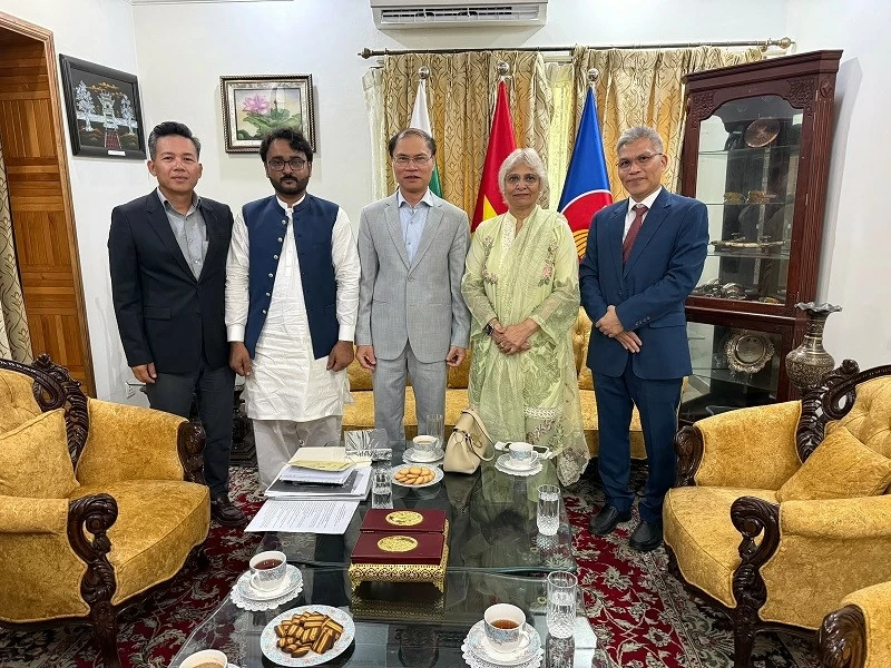 Vietnamese Embassy in Pakistan promotes translation and publication of President Ho Chi Minh's Poetry Collection 'Prison Diary' into Urdu Vietnamese Embassy in Pakistan promotes translation and publication of President Ho Chi Minh's Poetry Collection 'Prison Diary' into Urdu