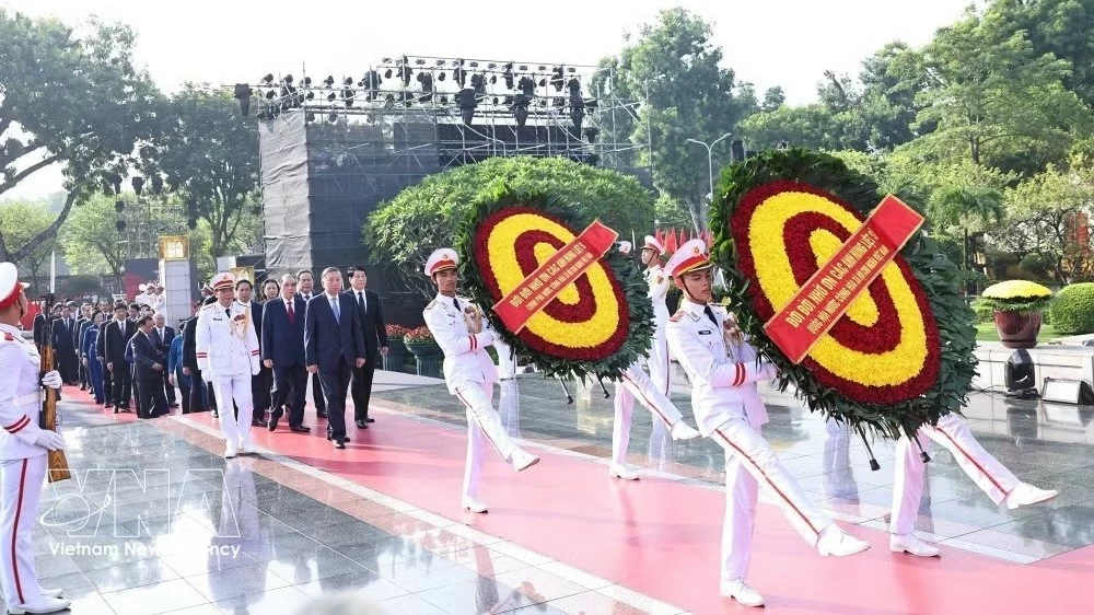 Party and State leaders pay tribute to heroic martyrs, President Ho Chi Minh