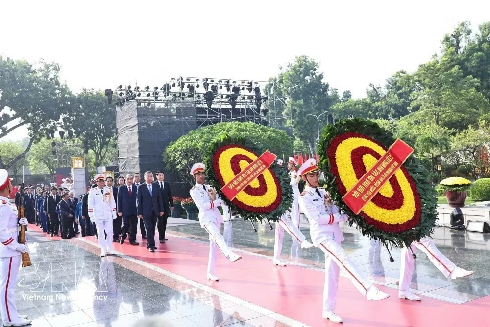 Party and State leaders pay tribute to heroic martyrs, President Ho Chi Minh