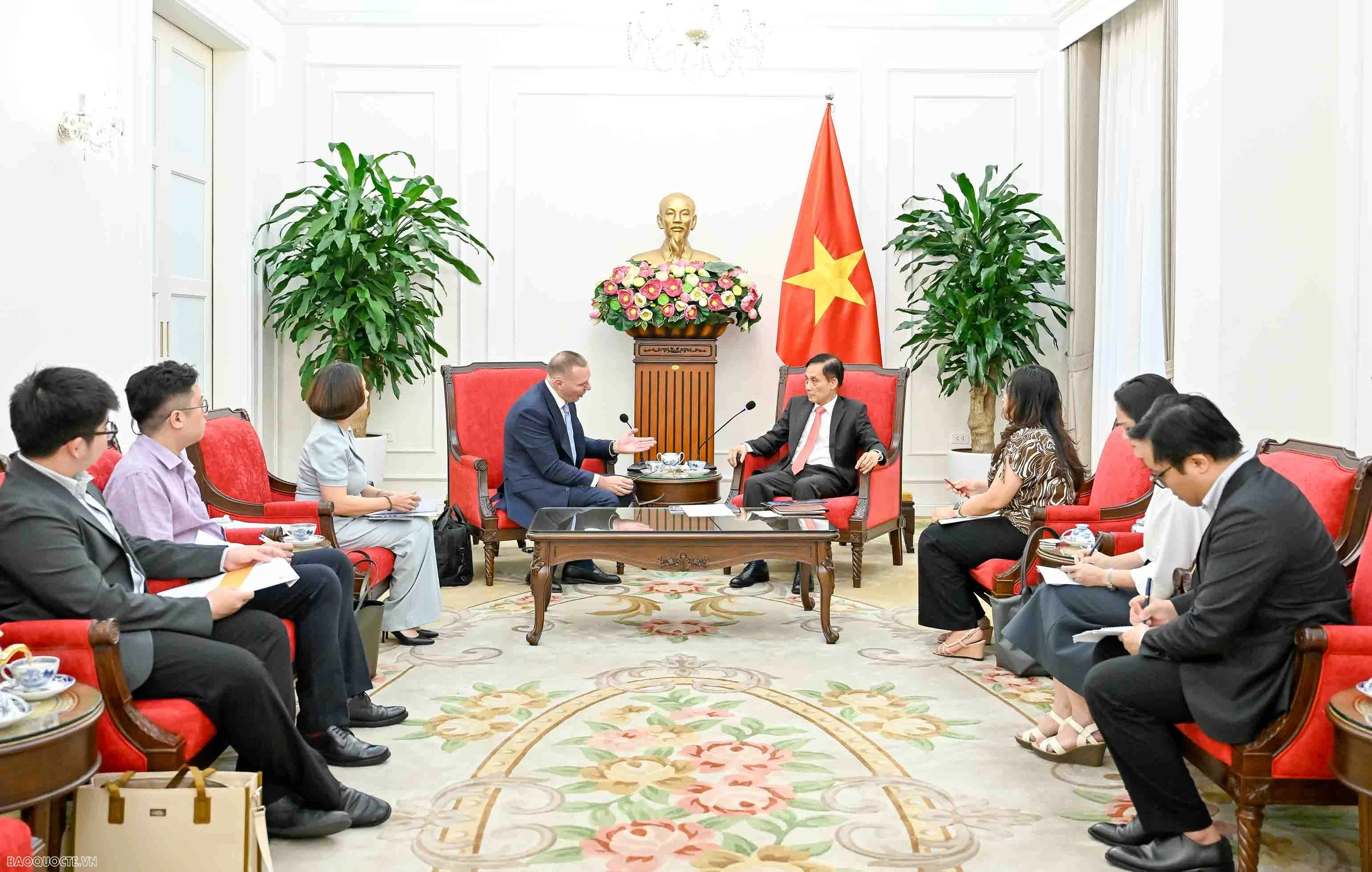 Foreign Minister Le Hoai Trung receives Global President of DMG Events Group in Hanoi