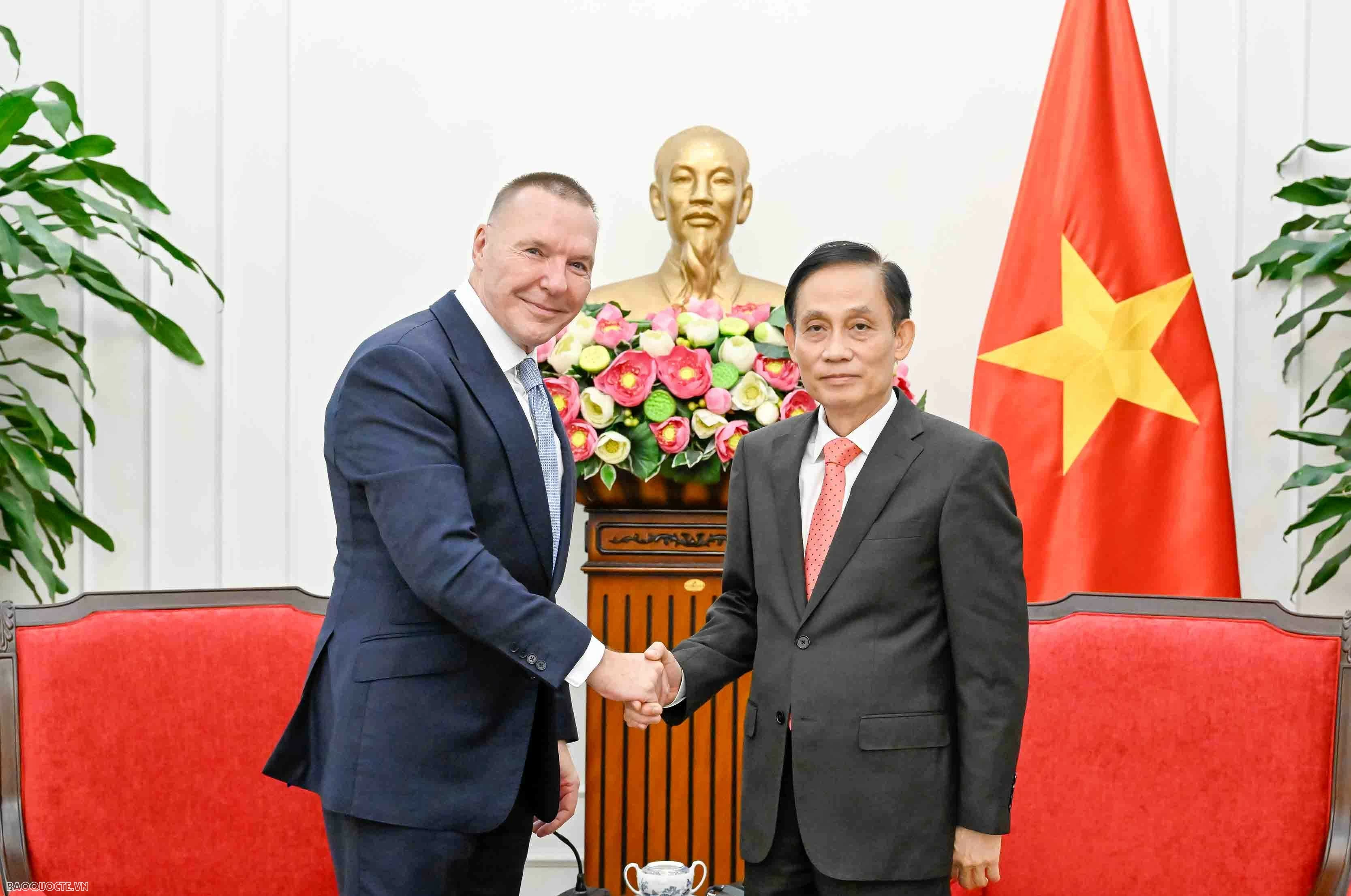 Foreign Minister Le Hoai Trung receives Global President of DMG Events Group in Hanoi