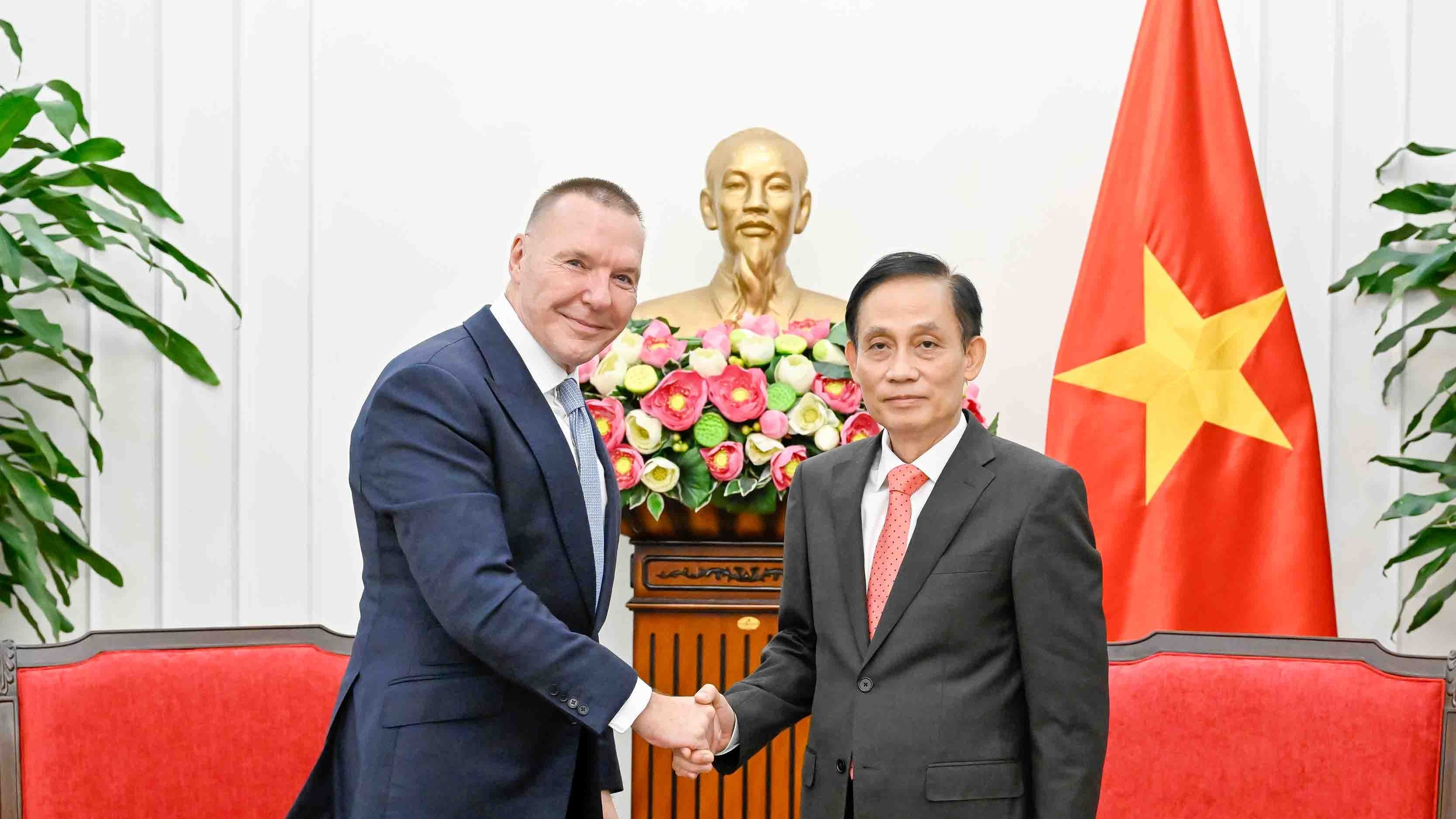 Foreign Minister Le Hoai Trung receives Global President of DMG Events Group in Hanoi