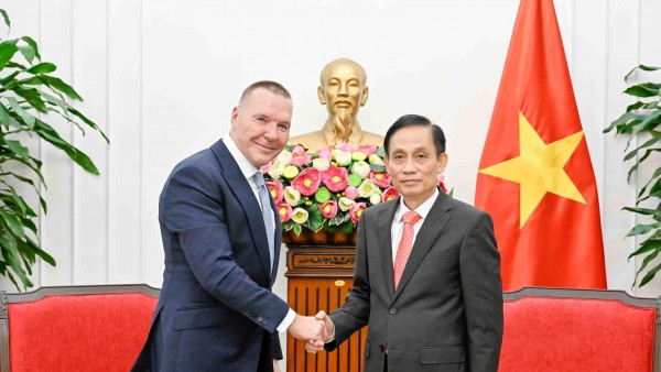 Foreign Minister Le Hoai Trung receives Global President of DMG Events Group in Hanoi