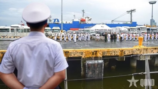 Vietnamese frigate 015-Tran Hung Dao begins exchange activities with Philippine Navy