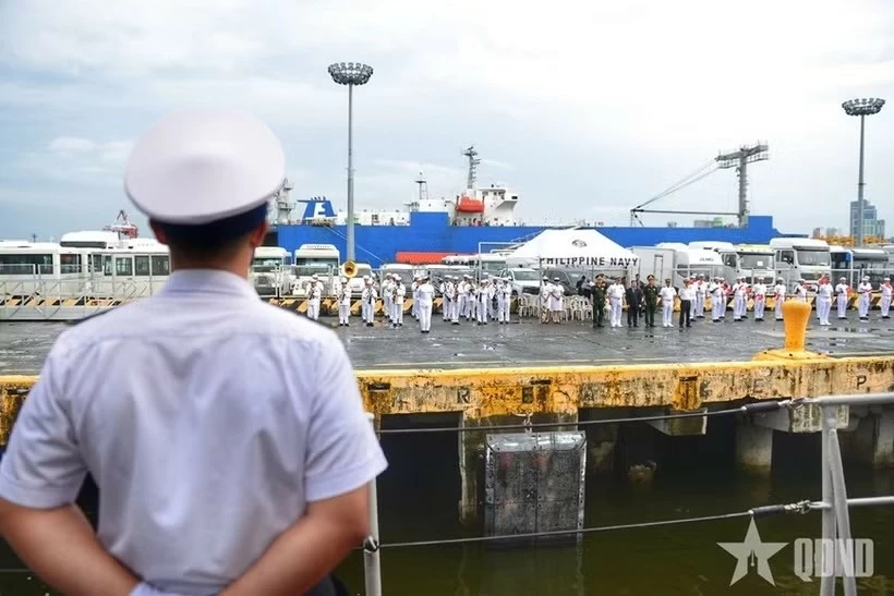 Vietnamese frigate 015-Tran Hung Dao begins exchange activities with Philippine Navy