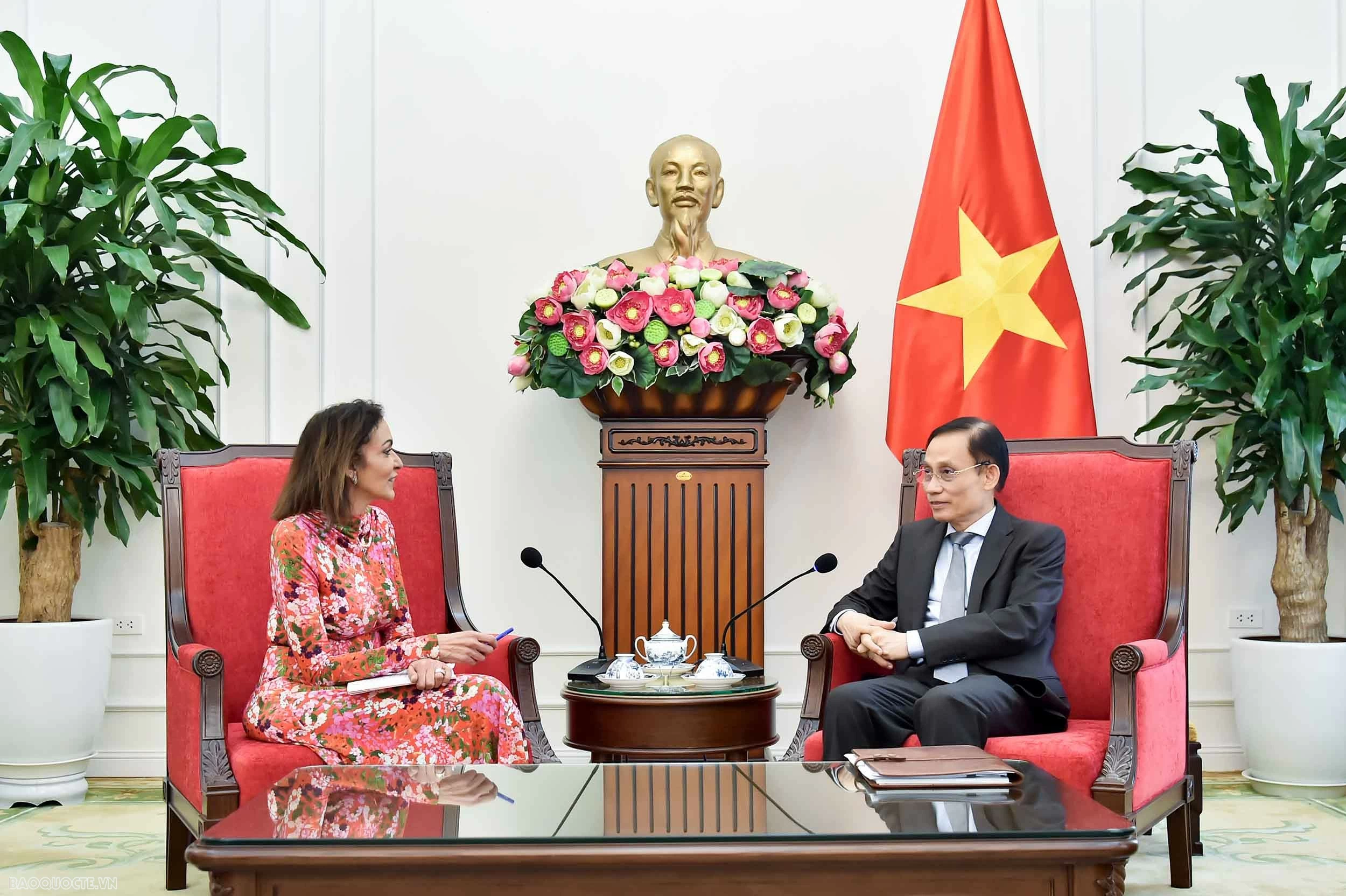 Foreign Minister Le Hoai Trung receives Australian Minister for International Development, Small Business, and Multicultural Affairs Anne Aly