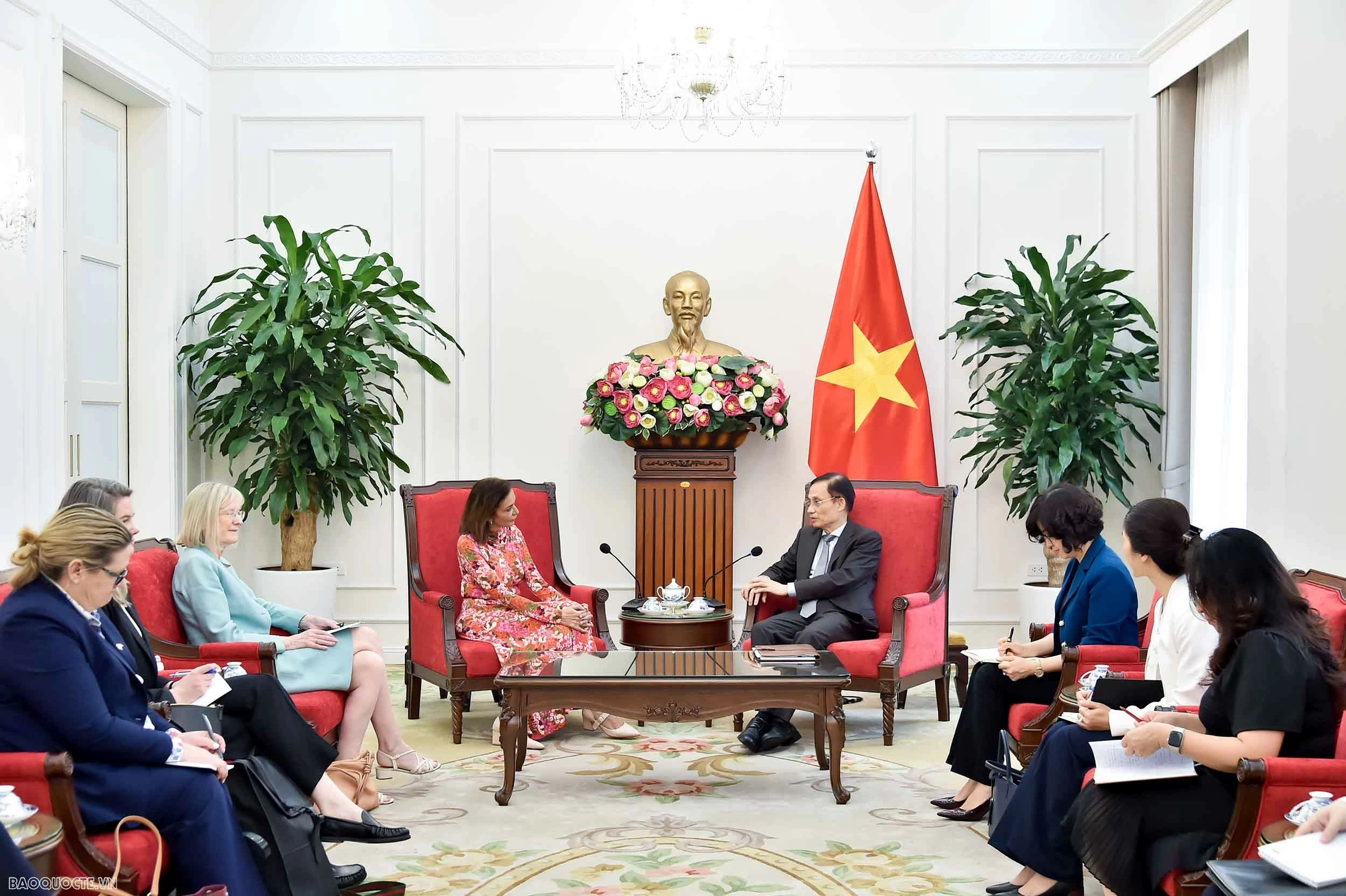 Foreign Minister Le Hoai Trung receives Australian Minister for International Development, Small Business, and Multicultural Affairs Anne Aly