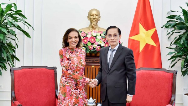 Foreign Minister Le Hoai Trung receives Australian Minister for International Development, Small Business, and Multicultural Affairs Anne Aly