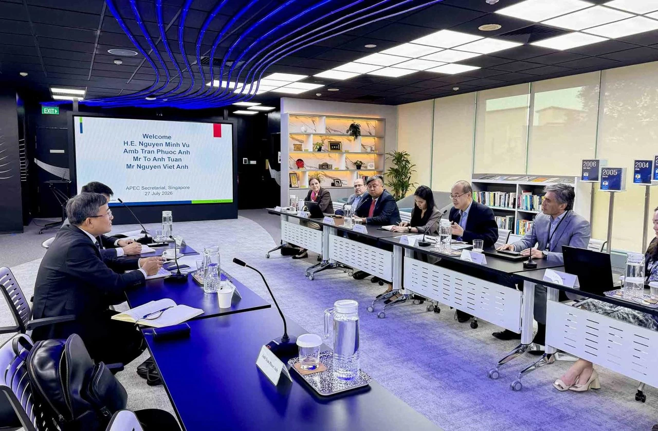 Permanent Deputy FM Nguyen Minh Vu works with the APEC Secretariat on APEC 2027