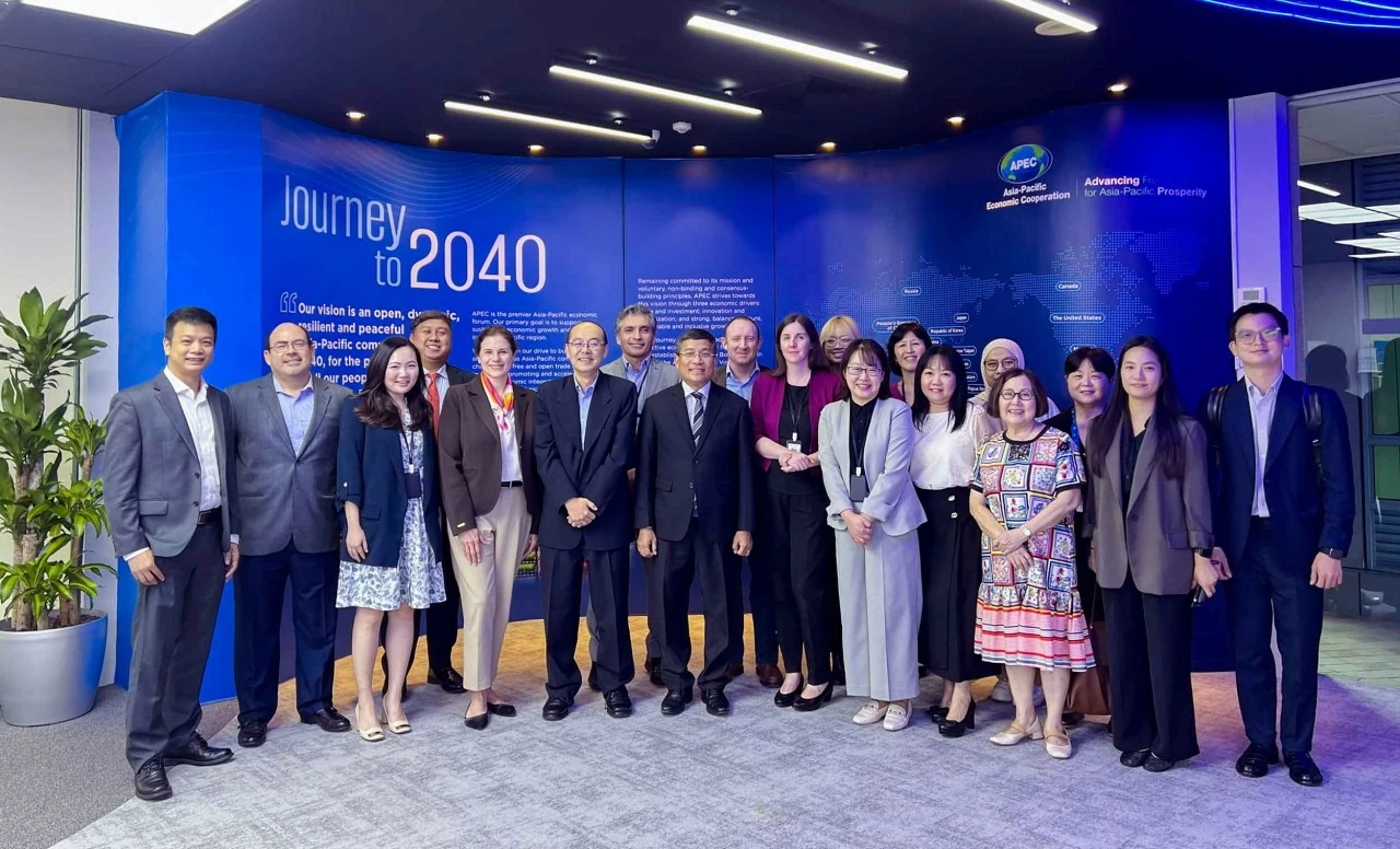 Permanent Deputy FM Nguyen Minh Vu works with the APEC Secretariat on APEC 2027