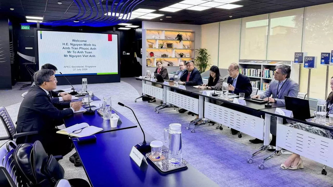 Permanent Deputy FM Nguyen Minh Vu works with the APEC Secretariat on APEC 2027