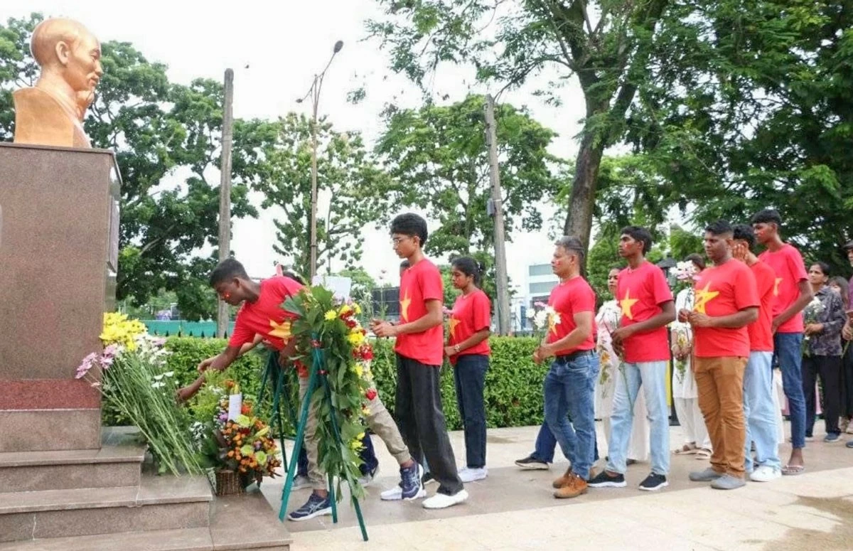 Các em học sinh lớp Tiếng Việt đặt vòng hoa tại tượng Chủ tịch Hồ Chí Minh ở thủ đô Colombo nhân dịp kỷ niệm 135 năm ngày sinh của Người. (Nguồn: Đại sứ quán Việt Nam tại Sri Lanka)