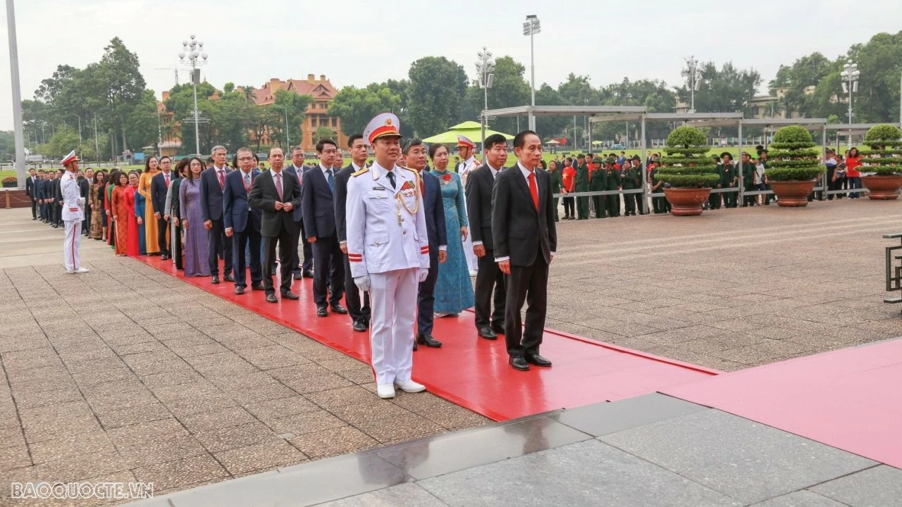 MOFA delegation pays tribute at Ho Chi Minh Mausoleum