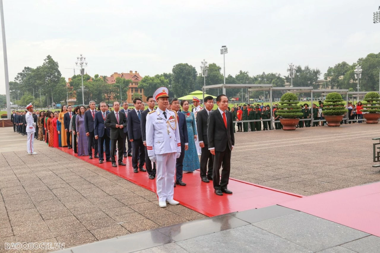 MOFA delegation pays tribute at Ho Chi Minh Mausoleum MOFA delegation pays tribute at Ho Chi Minh Mausoleum