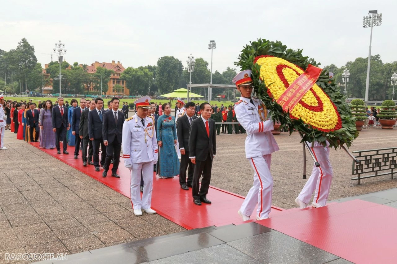 MOFA delegation pays tribute at Ho Chi Minh Mausoleum MOFA delegation pays tribute at Ho Chi Minh Mausoleum
