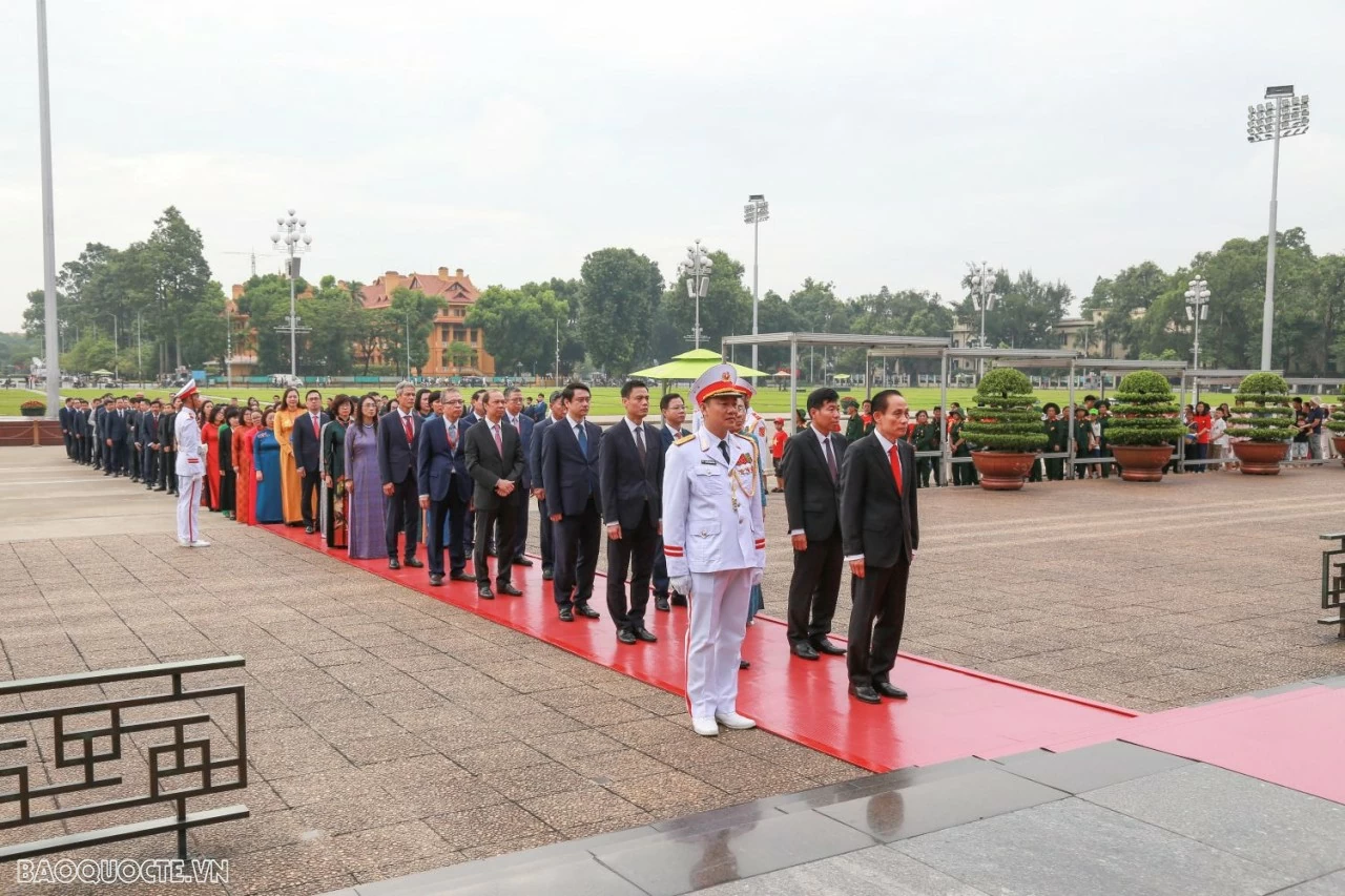 MOFA delegation pays tribute at Ho Chi Minh Mausoleum MOFA delegation pays tribute at Ho Chi Minh Mausoleum
