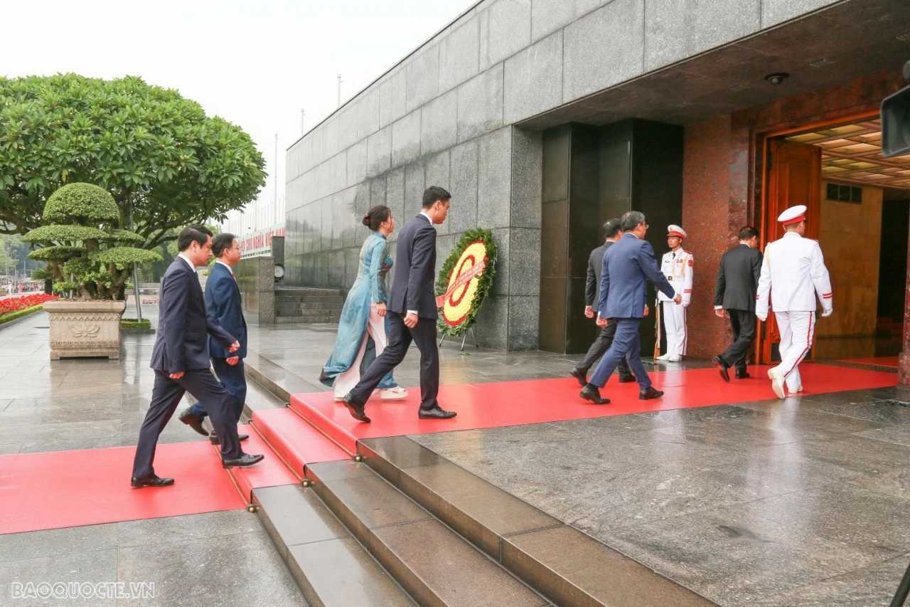 MOFA delegation pays tribute at Ho Chi Minh Mausoleum MOFA delegation pays tribute at Ho Chi Minh Mausoleum