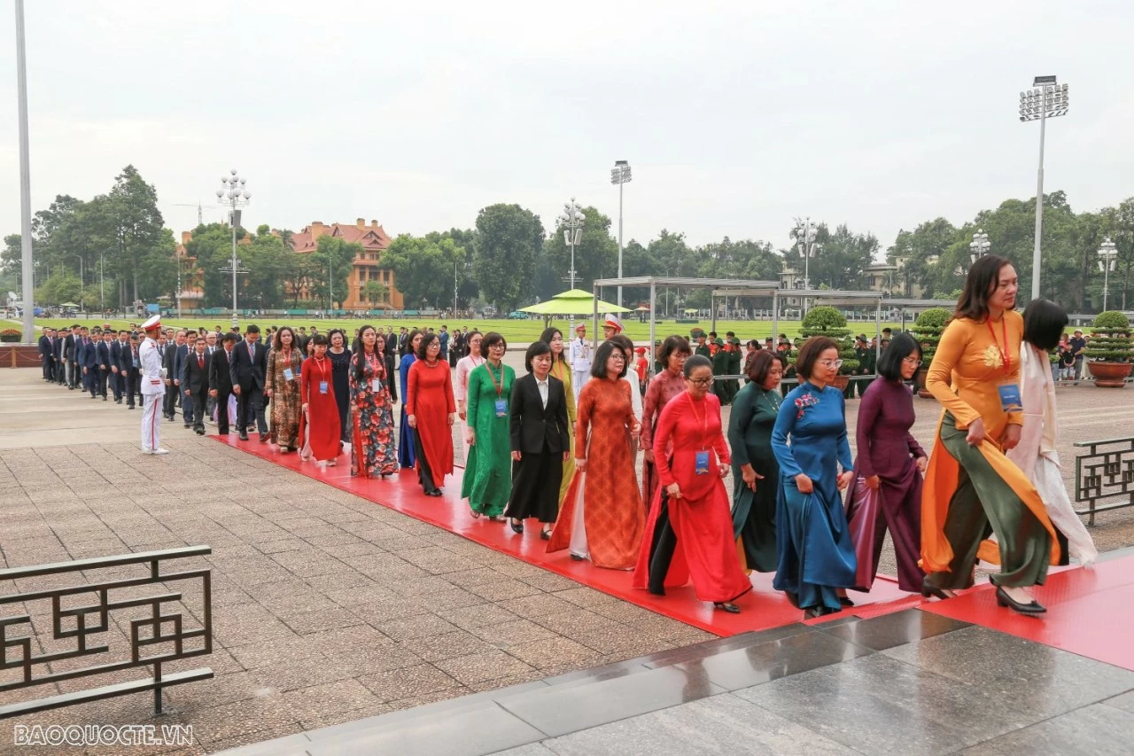 MOFA delegation pays tribute at Ho Chi Minh Mausoleum MOFA delegation pays tribute at Ho Chi Minh Mausoleum