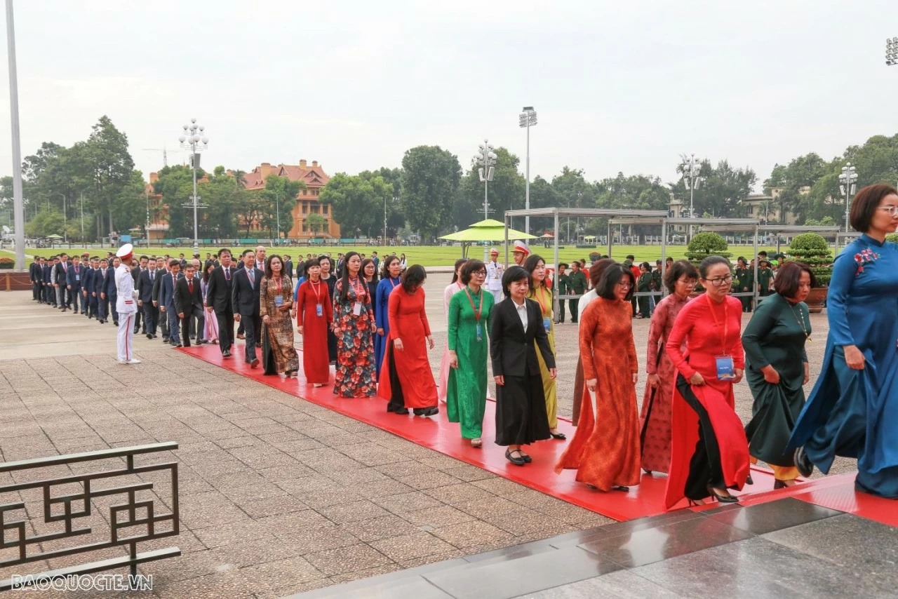 MOFA delegation pays tribute at Ho Chi Minh Mausoleum MOFA delegation pays tribute at Ho Chi Minh Mausoleum