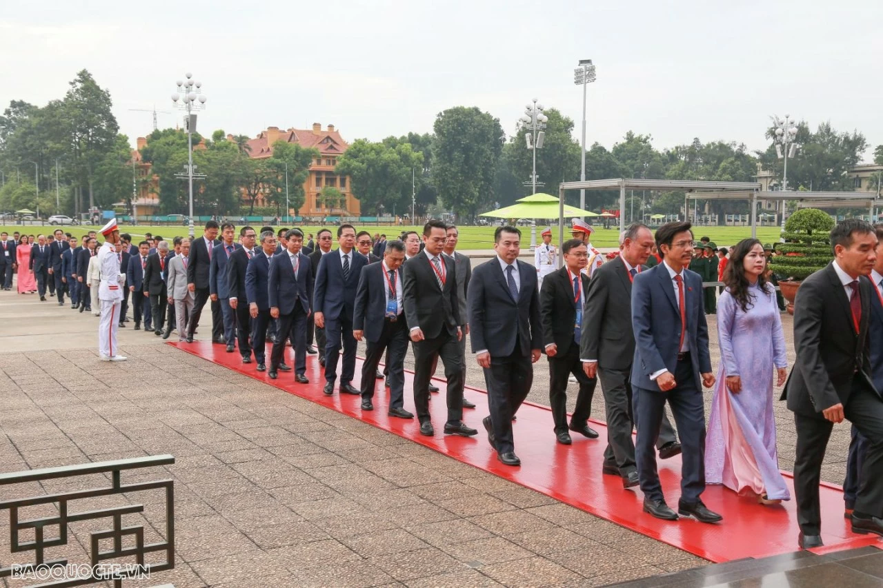 MOFA delegation pays tribute at Ho Chi Minh Mausoleum MOFA delegation pays tribute at Ho Chi Minh Mausoleum