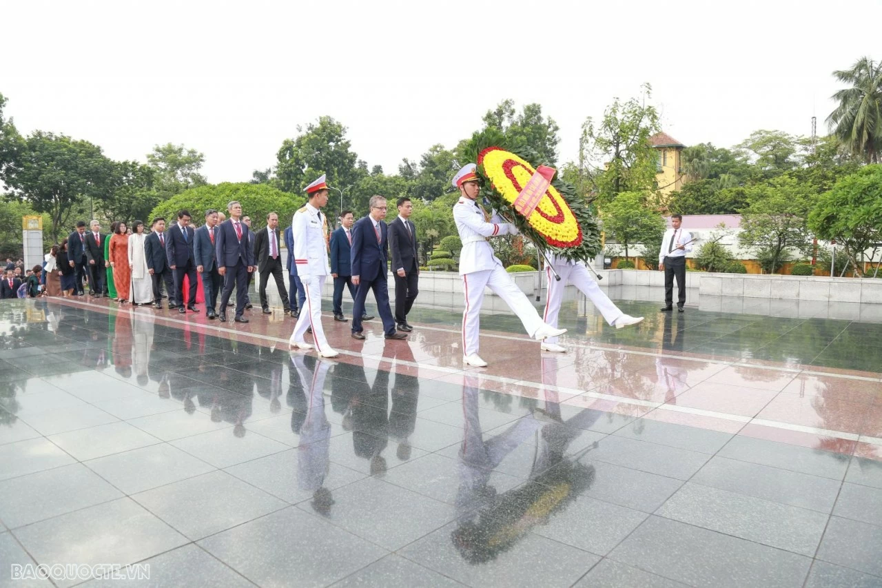 MOFA delegation pays tribute at Ho Chi Minh Mausoleum MOFA delegation pays tribute at Ho Chi Minh Mausoleum