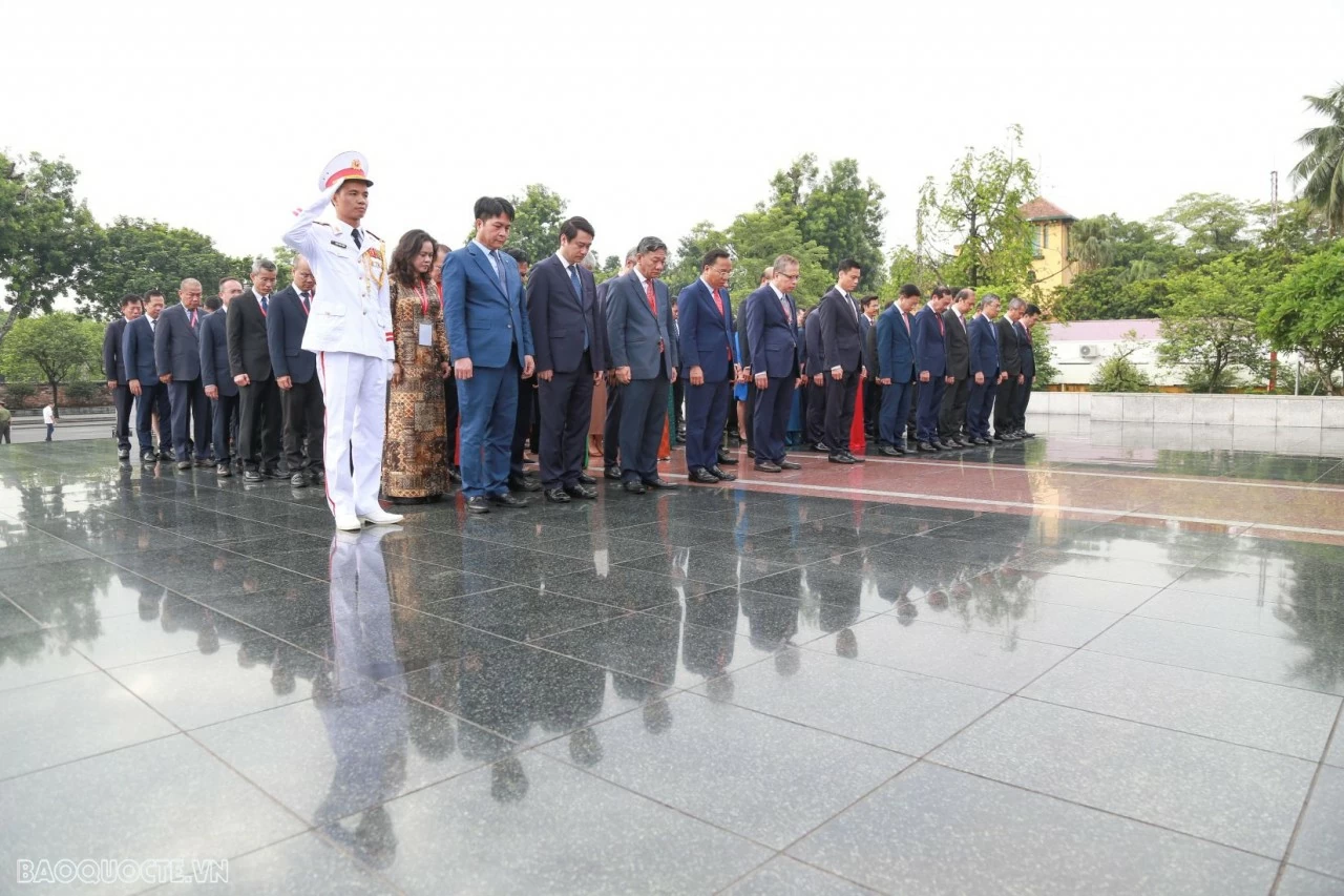 MOFA delegation pays tribute at Ho Chi Minh Mausoleum MOFA delegation pays tribute at Ho Chi Minh Mausoleum