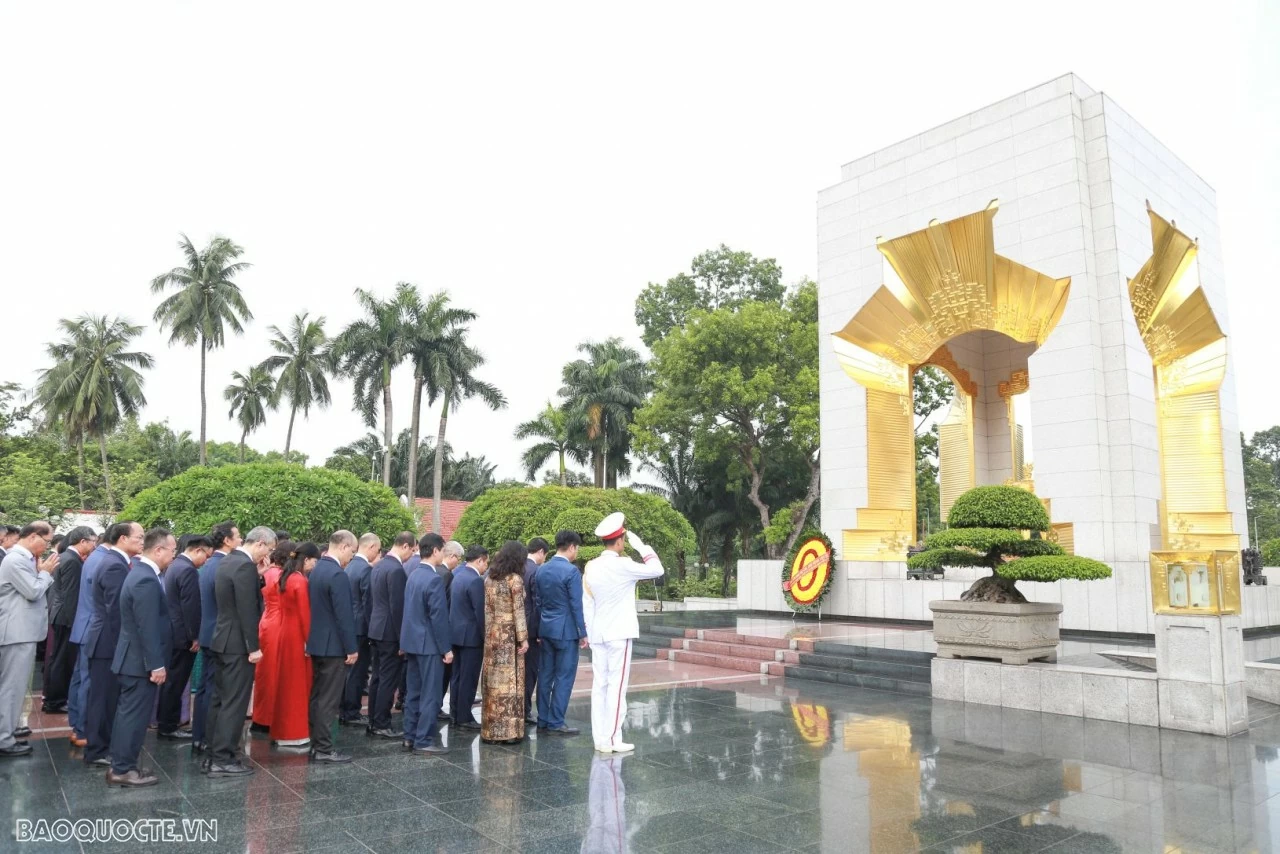 MOFA delegation pays tribute at Ho Chi Minh Mausoleum MOFA delegation pays tribute at Ho Chi Minh Mausoleum