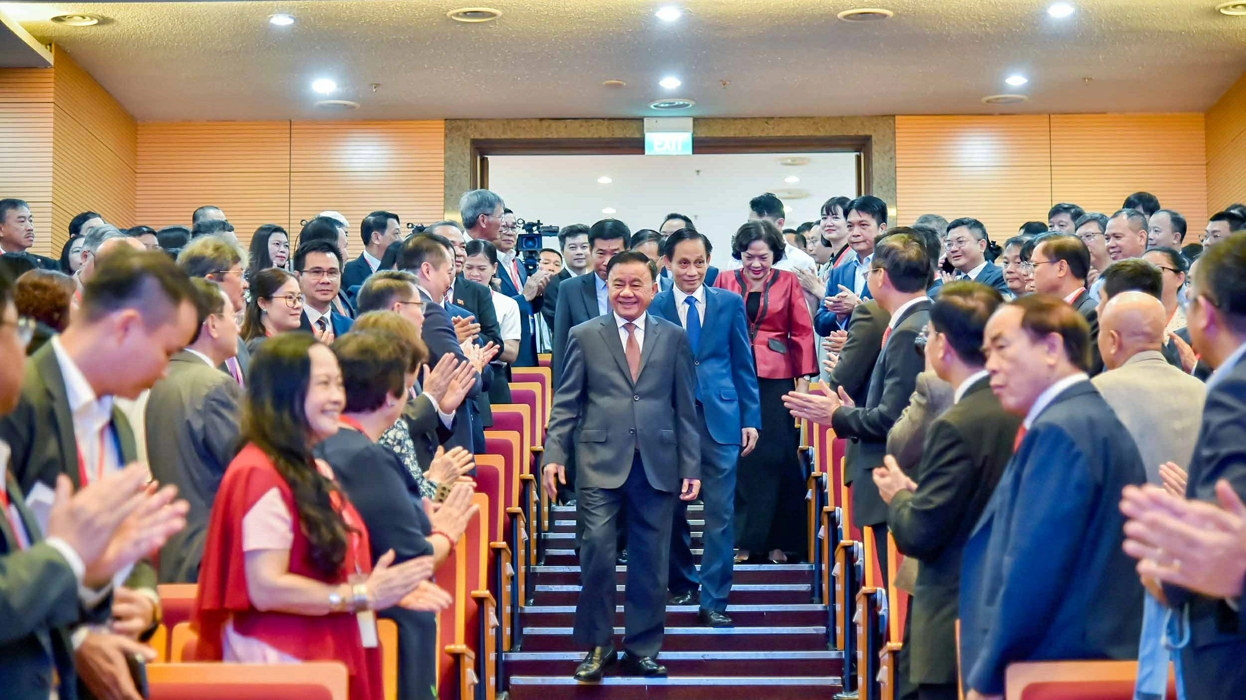 Standing Member of the Secretariat Tran Cam Tu visits Singapore: Launching a new strategic 'track', upgrading multi-layered dialogue
