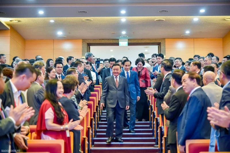 Standing Member of the Secretariat Tran Cam Tu visits Singapore: Launching a new strategic 'track', upgrading multi-layered dialogue Standing Member of the Secretariat Tran Cam Tu visits Singapore: Launching a new strategic 'track', upgrading multi-layered dialogue