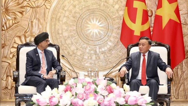 Standing Member of the Secretariat Tran Cam Tu receives Singaporean Ambassador to Vietnam Rajpal Singh