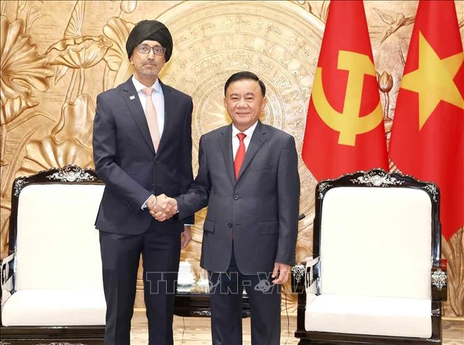 Standing Member of the Secretariat Tran Cam Tu receives Singaporean Ambassador to Vietnam Rajpal Singh