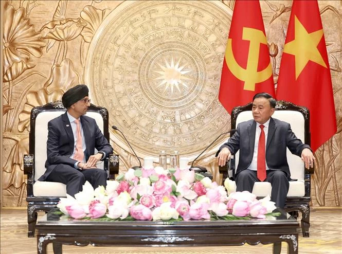 Standing Member of the Secretariat Tran Cam Tu receives Singaporean Ambassador to Vietnam Rajpal Singh