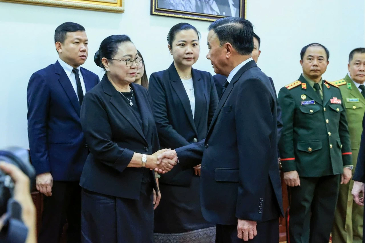 Vietnamese Party, State leaders pay tribute to Lao National Assembly President Xaysomphone Phomvihane at Lao Embassy Vietnamese Party, State leaders pay tribute to Lao National Assembly President Xaysomphone Phomvihane at Lao Embassy