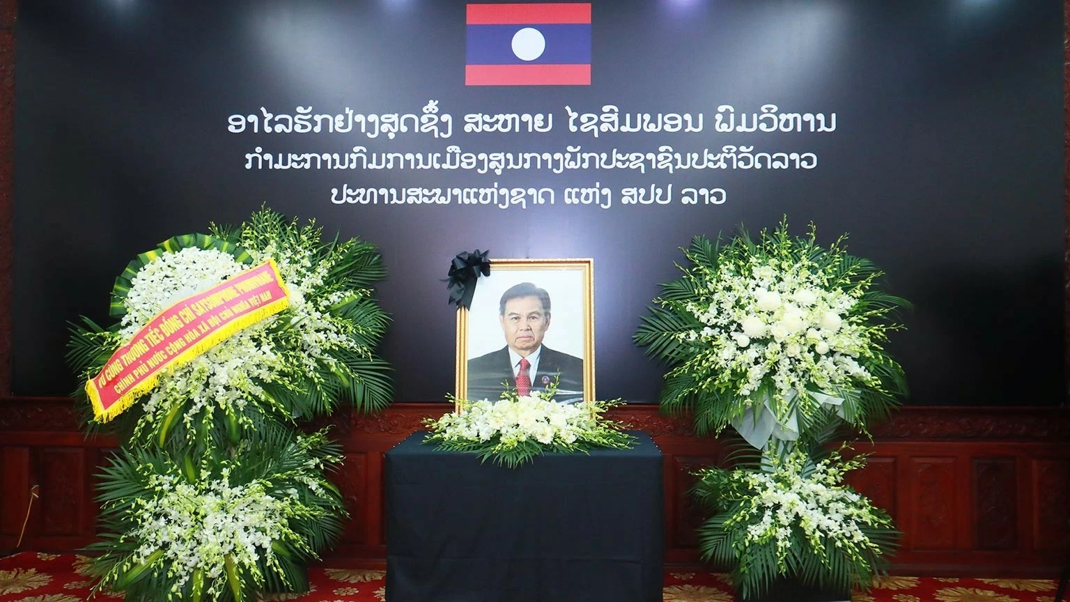 Vietnamese Party, State leaders pay tribute to Lao National Assembly President Xaysomphone Phomvihane at Lao Embassy