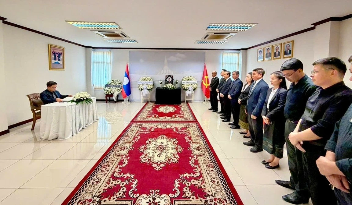 Vietnamese Consulate General in Khon Kaen pays tribute to Mr Xaysomphone Phomvihane Vietnamese Consulate General in Khon Kaen pays tribute to Mr Xaysomphone Phomvihane