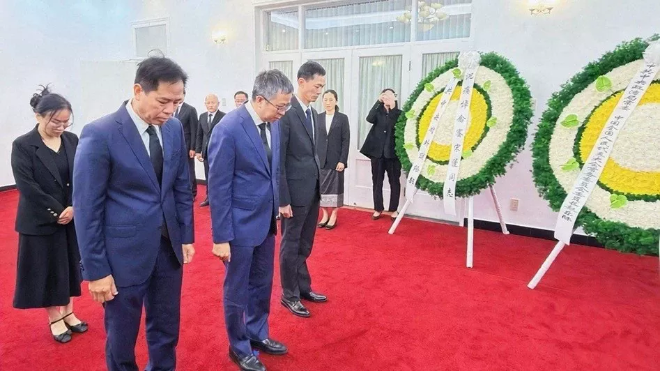 Vietnamese Ambassador to China pays respects to Lao National Assembly President Xaysomphone Phomvihane